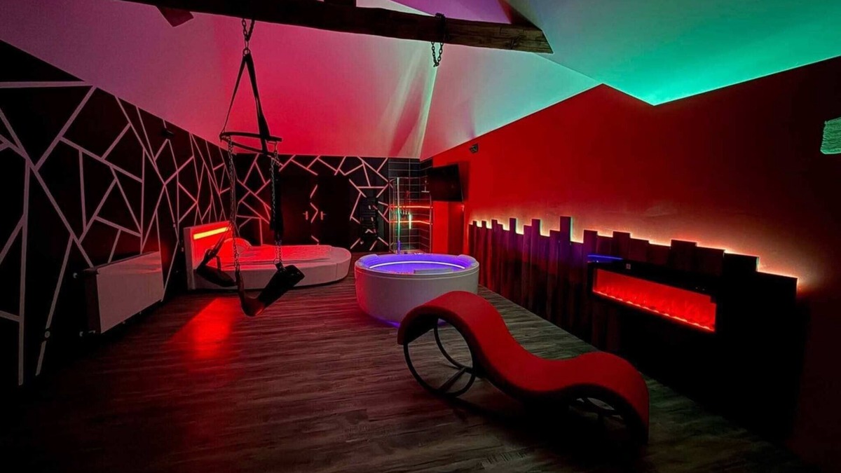 Echenoz-le-Sec Apartment | Love Room