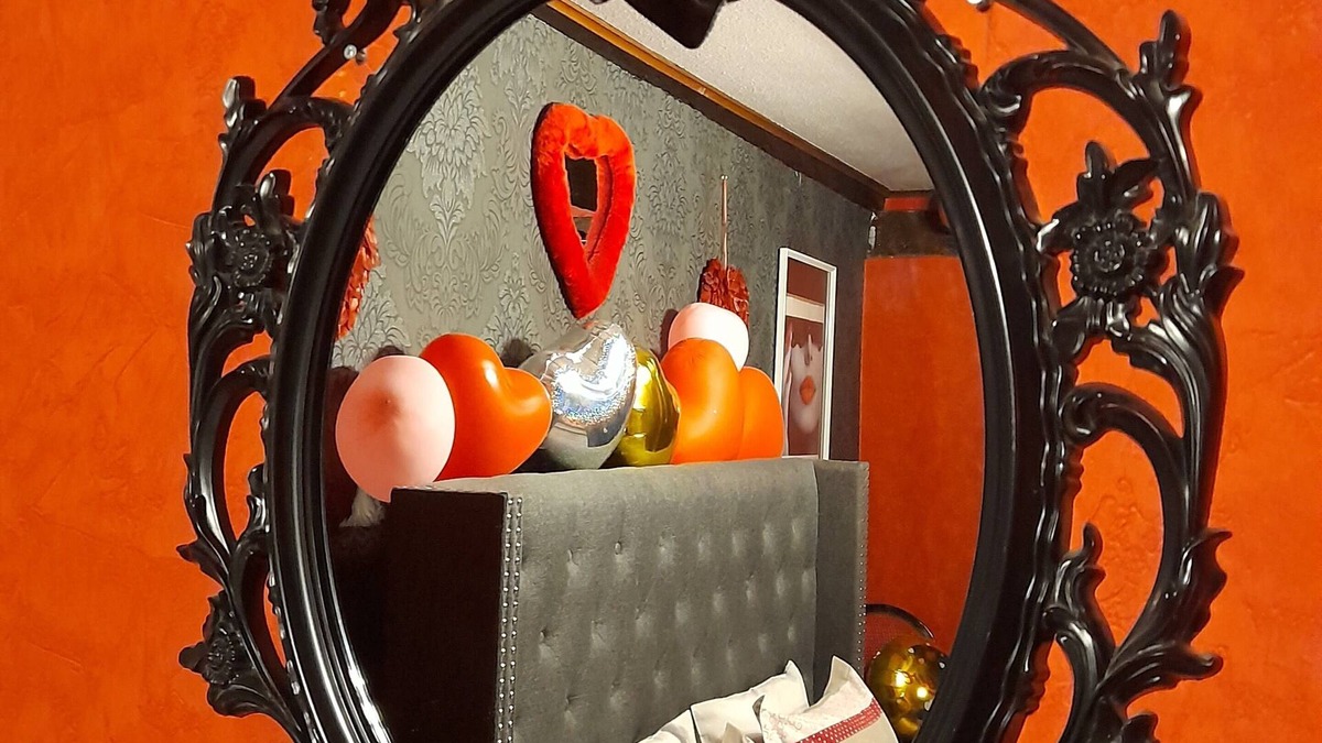 Barr Apartment | LOVE ROOM Red and black