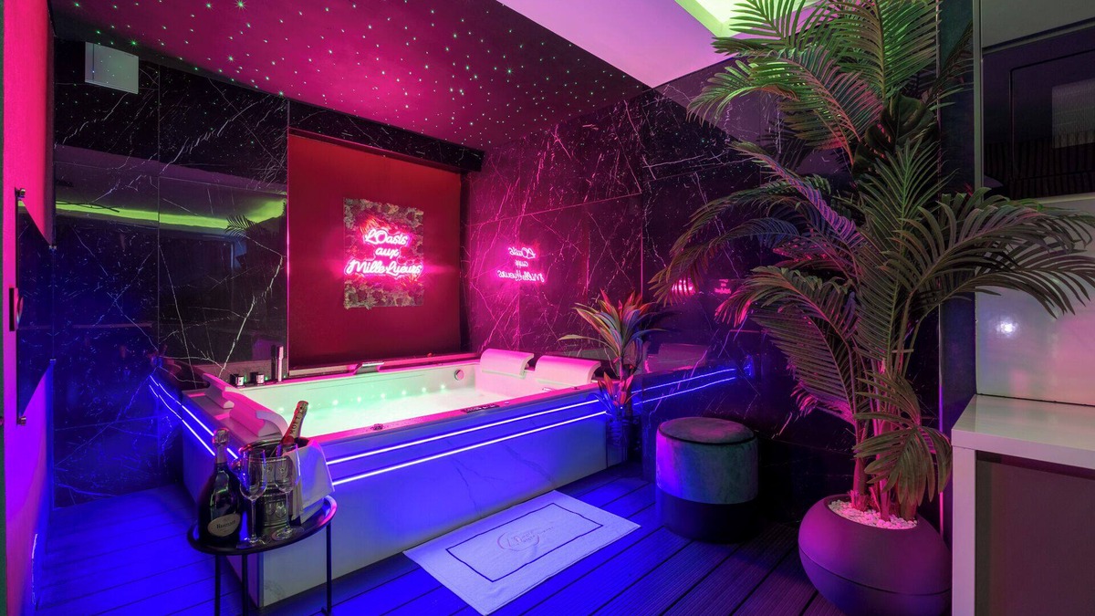 Le Busca Apartment | Love room Toulouse (luxury suite, private spa, massage seats.)
