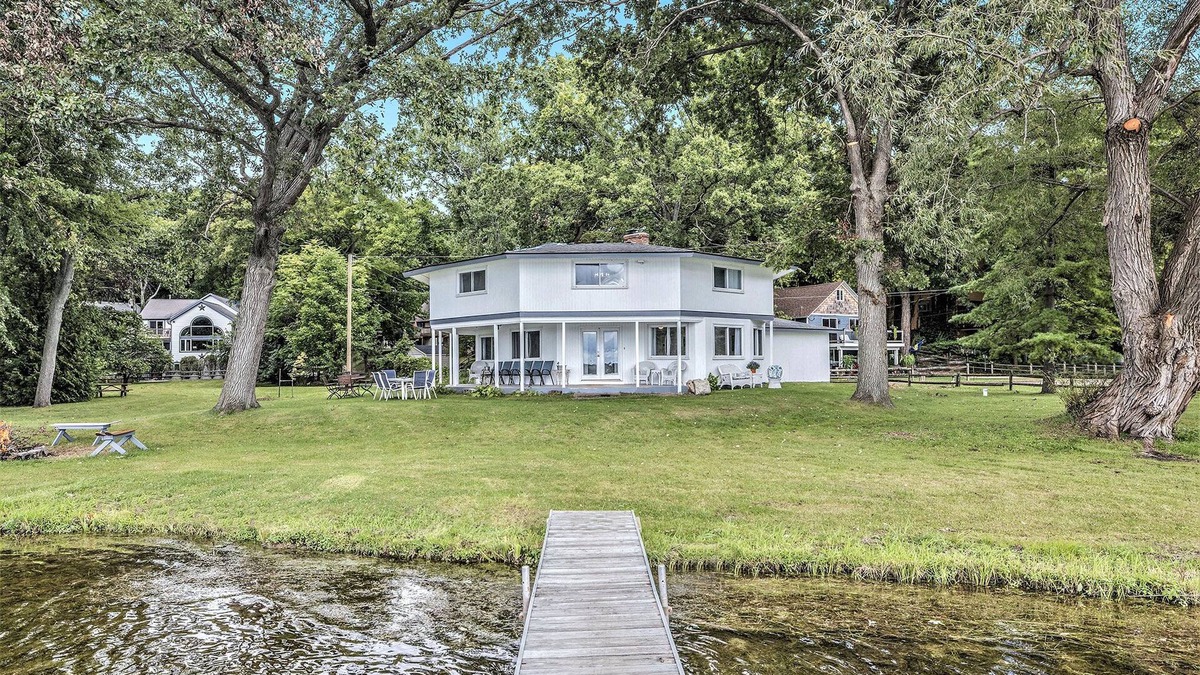 Hamburg Township House | Love The 8 Lakes Life!