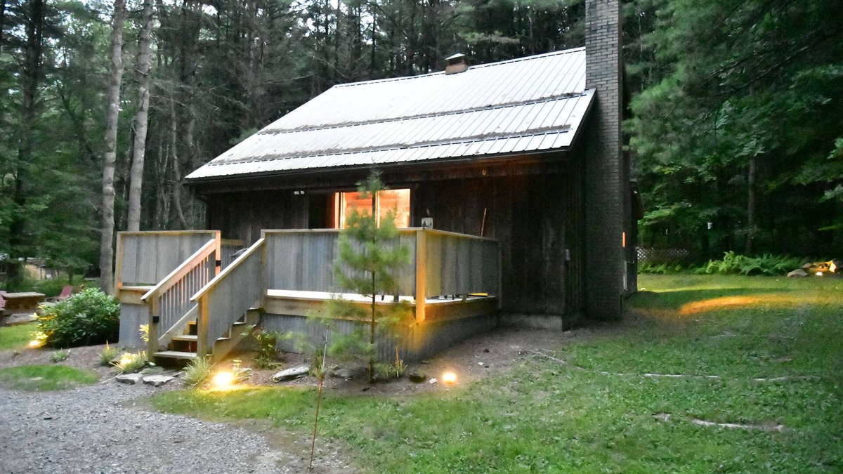 Leeper Cabin | Love to hike, kayak or just relax? Bring your friends, family, and dogs!