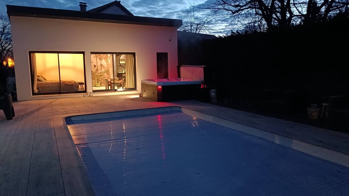 Vincey House | lovebirds.spa Brand new poolhouse with spa