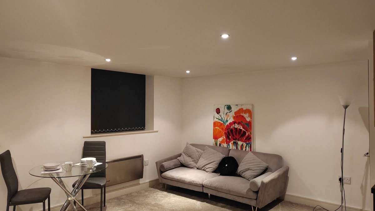 Grange Moor Apartment | Lovely 1 bed apartment -contractors welcome