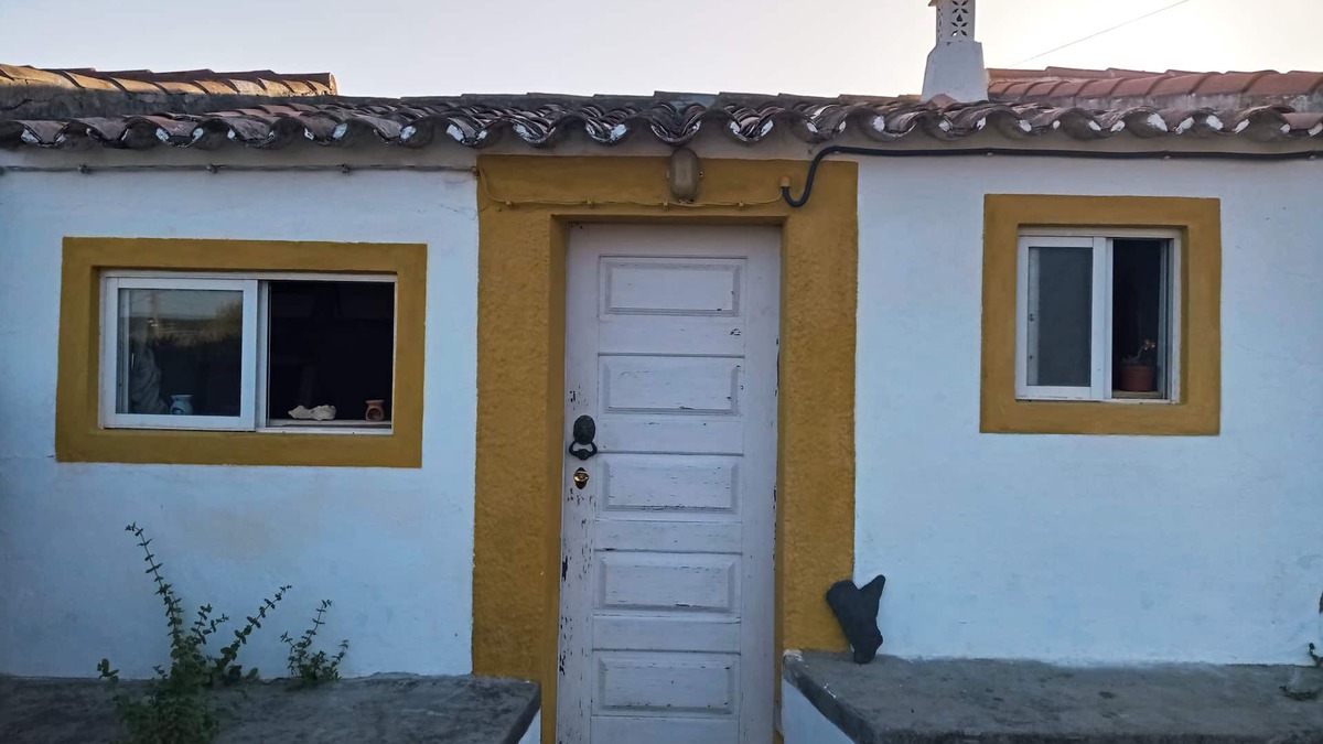 Aljezur Cabin | Lovely 1-Bed Cabin at Yellow house
