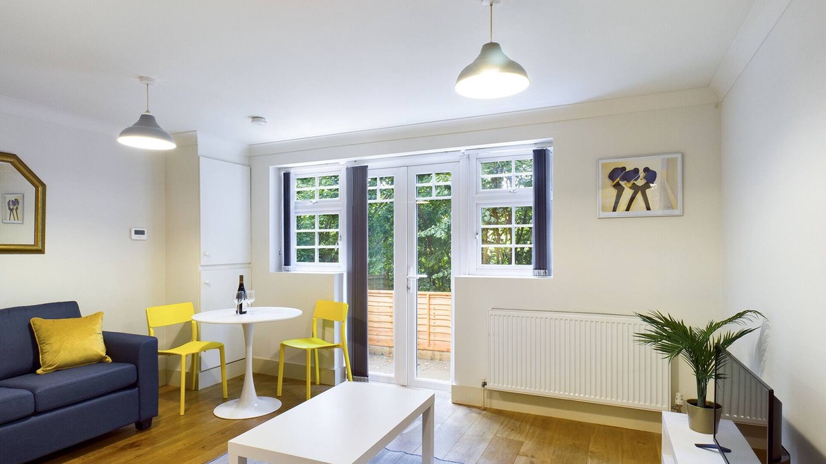 Redhill Apartment | Lovely 1-bed Redhill town centre serviced apartment