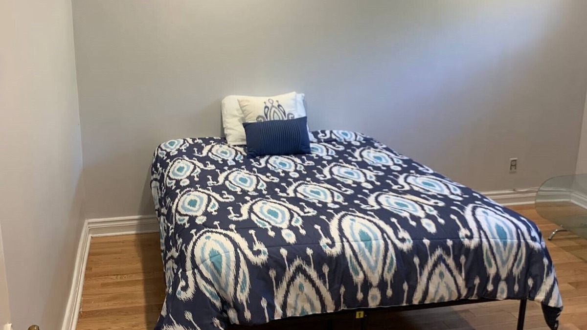 Cote-Saint-Luc House | lovely 1 bedroom apartment in a quiet neighborhood.