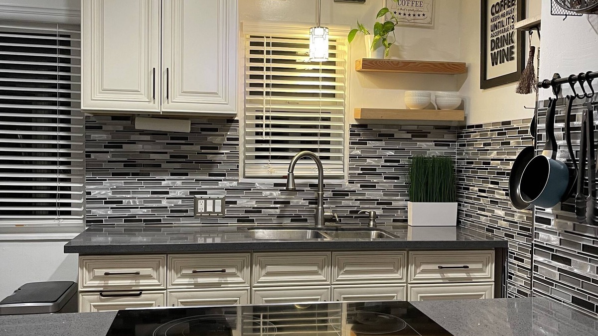 East Village Condo | Lovely 1 bedroom condo, King bed, walking distance to the beach, family friendly