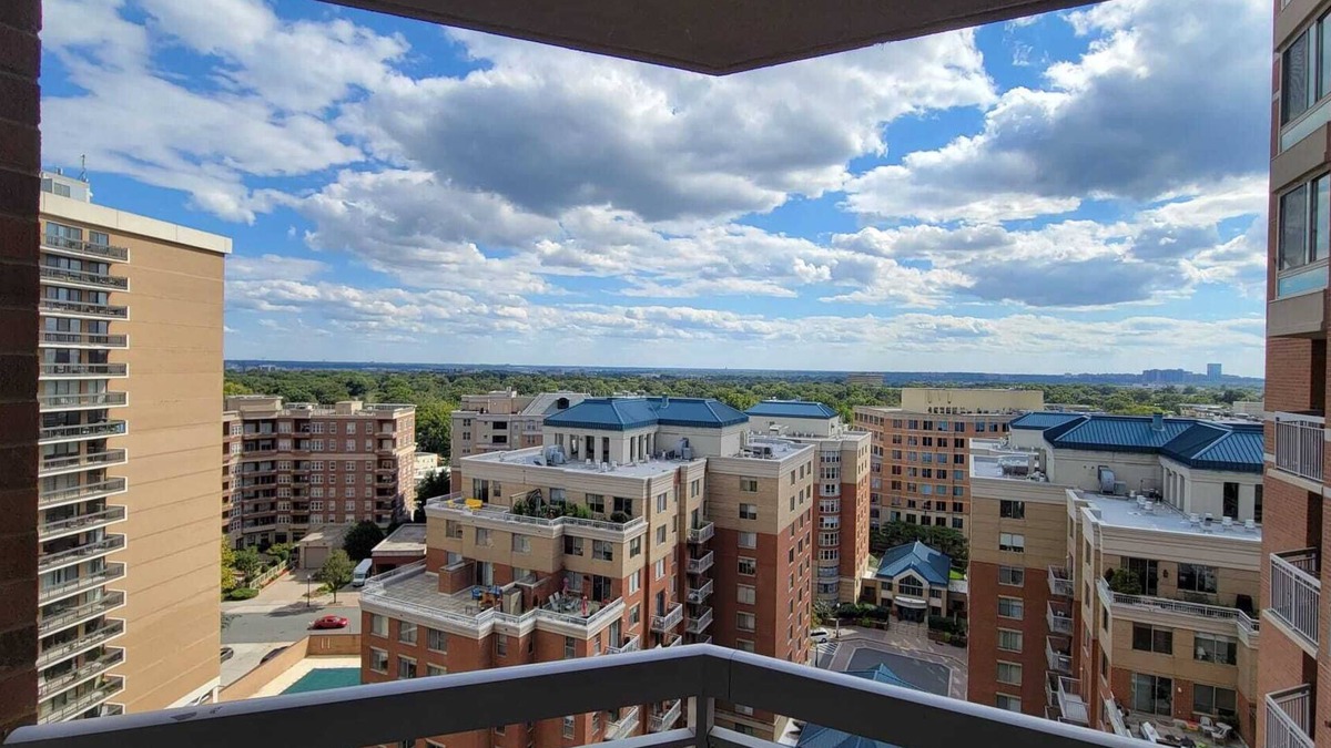 Ballston Condo | Lovely 1-Bedroom Condo with Pool and City View
