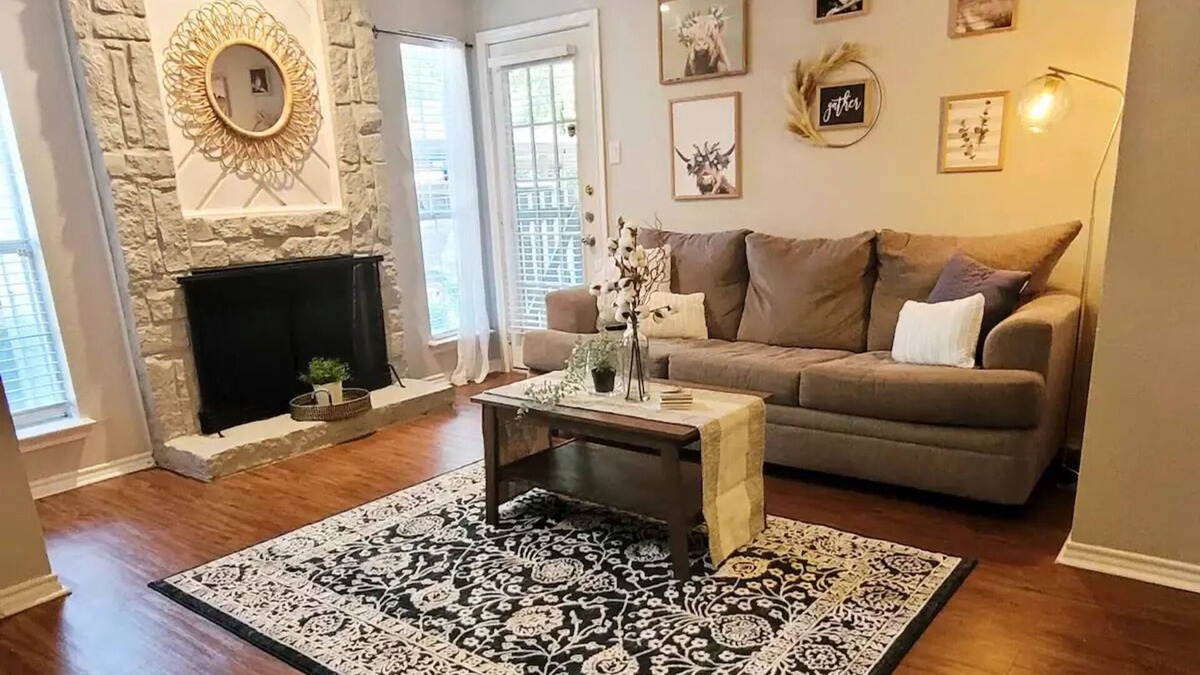West Arlington Condo | Lovely 1 Bedroom Condo W/Pool - Covered Parkingn