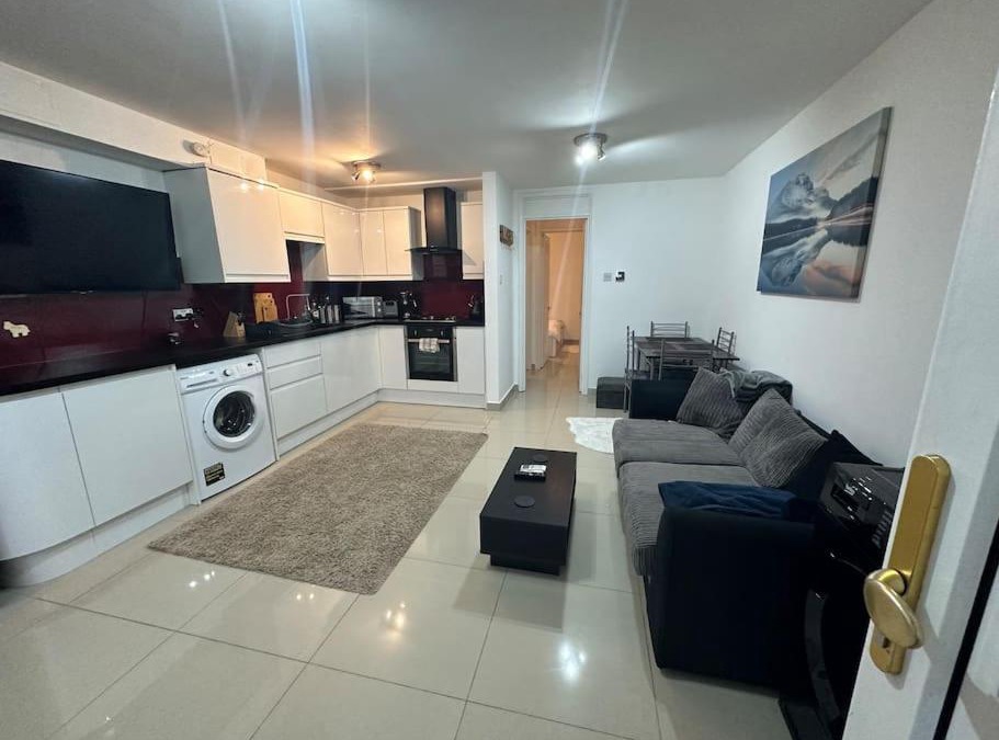 Hainault Apartment | Lovely 1 bedroom flat