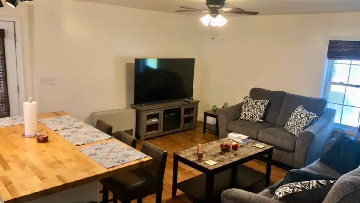 Farmingdale House | Lovely 1- bedroom rental unit with free parking