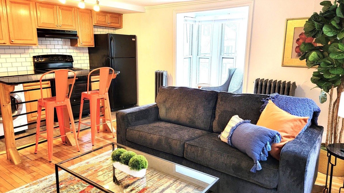 Valley Street Apartment | Lovely 1 bedroom rental in Portland