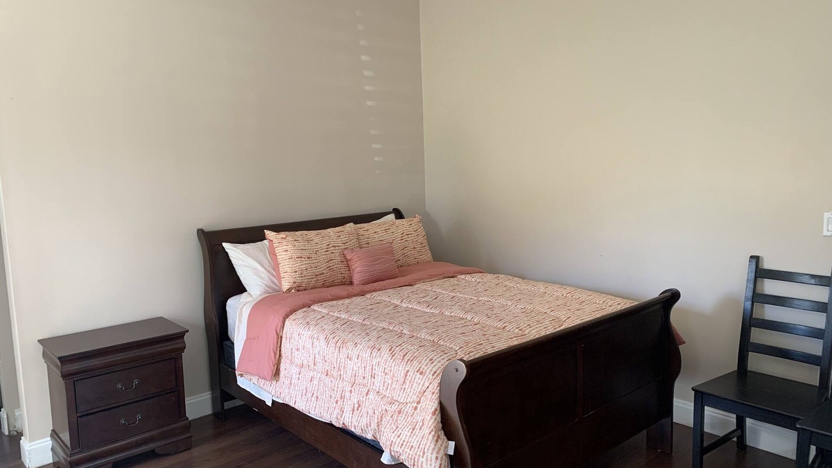 Ludlam Apartment | Lovely 1-bedroom Studio with hot tub