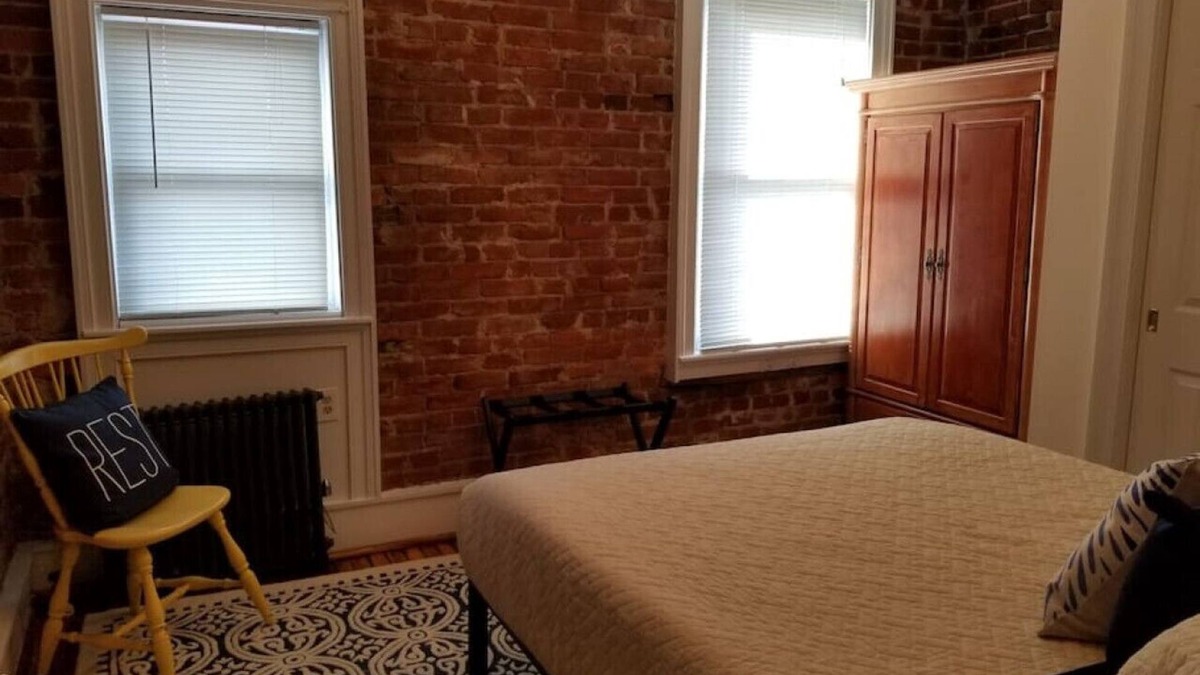 Adams Morgan Bed & Breakfast | Lovely, 1 BR in Adams Morgan! Walk Everywhere!