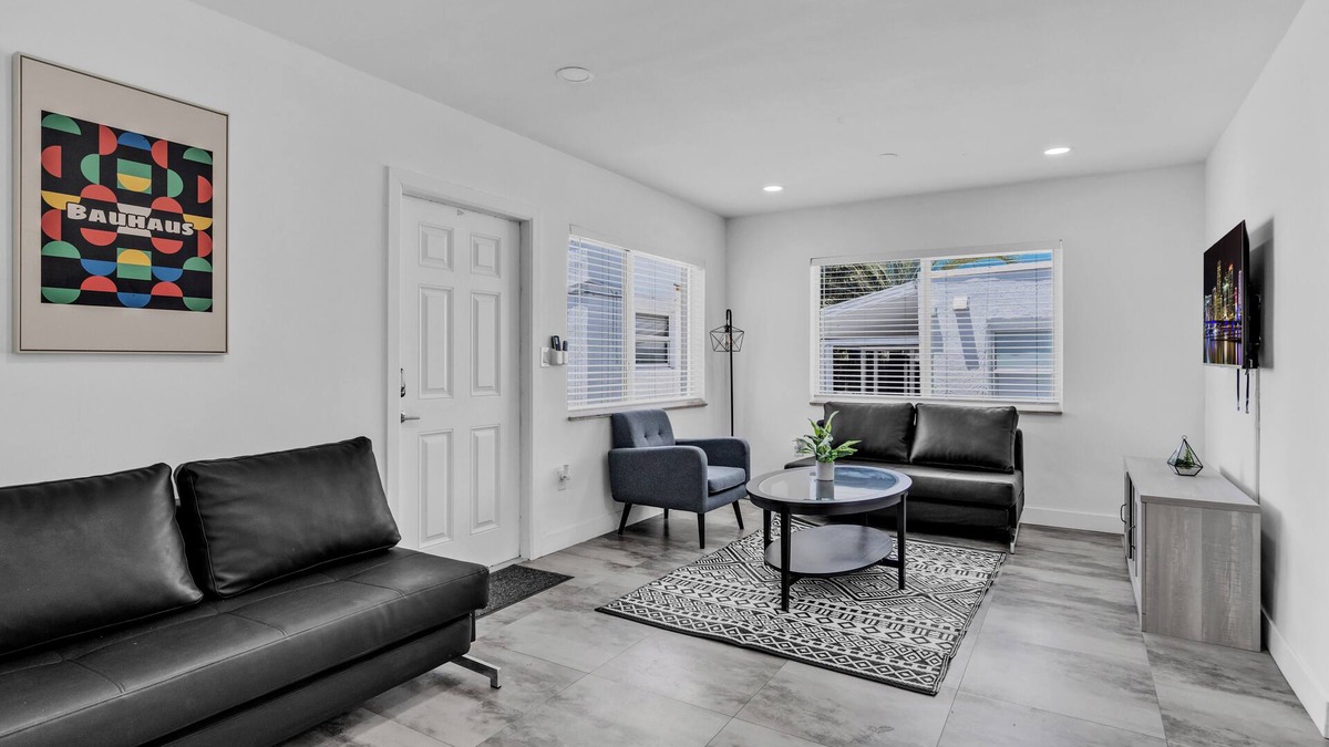 South Lake Apartment | Lovely 1 BR Walking Distance To Ocean - Suite 9