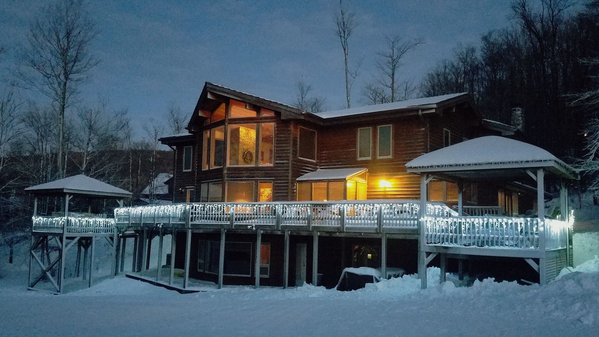 Timberline House | Lovely 10 bedroom home offers the perfect place for your next gathering.