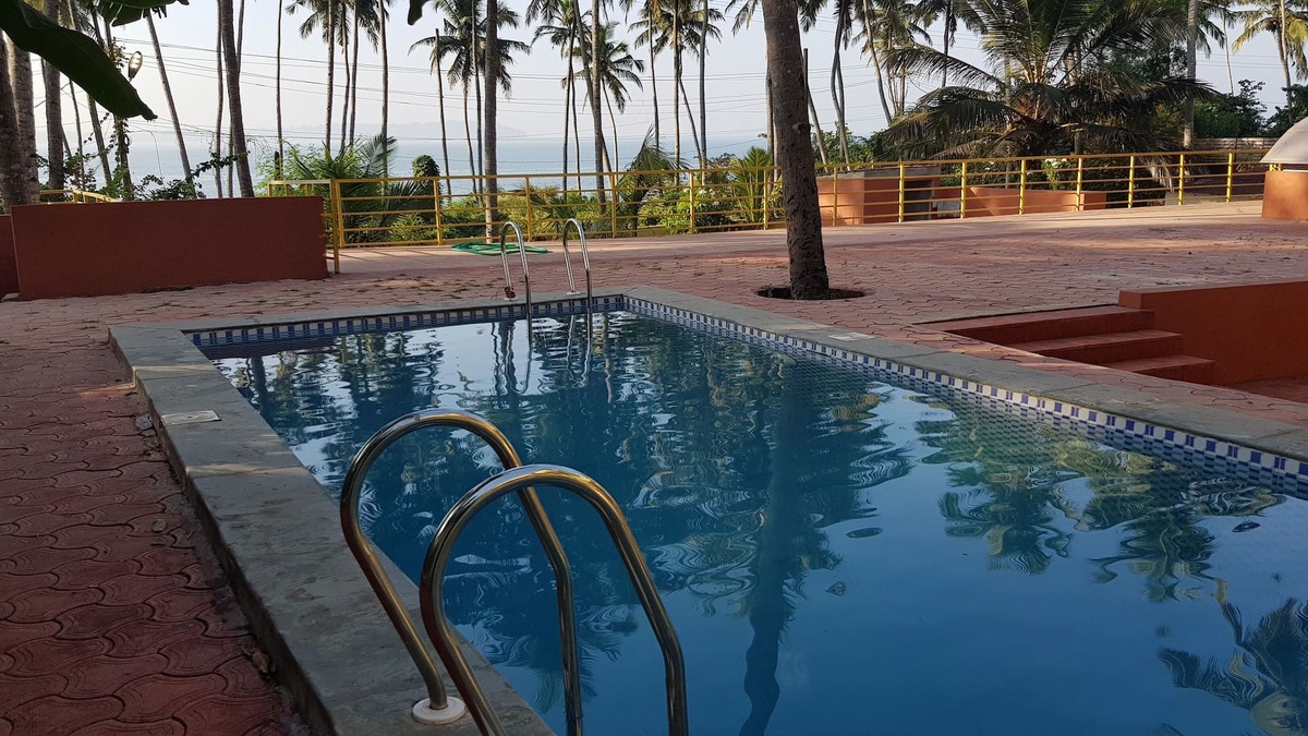 Reis Magos Apartment | Lovely 1bhk sea facing apartment with pool