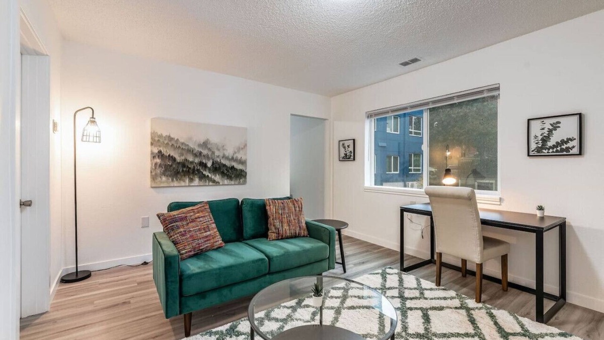 Hilltop Apartment | Lovely 1BR Private Downtown Hub - 10