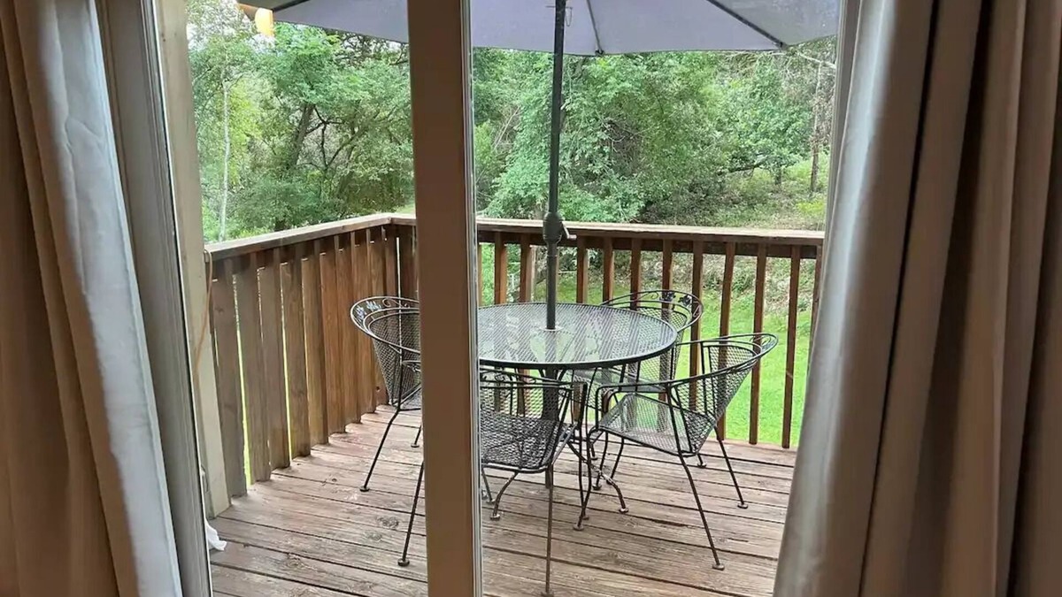 Scenic View West Apartment | Lovely 2/2 Nature Lodge near Downtown with Firepit