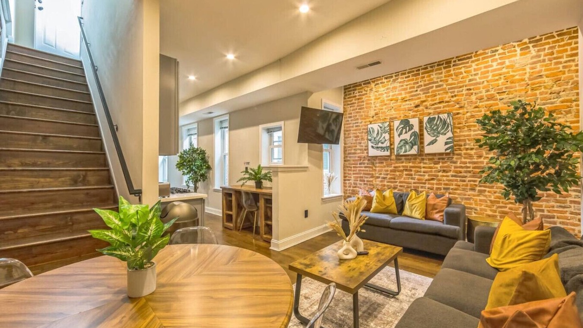 North Philadelphia West Apartment | Lovely 2/2 w/Patio | 10 mins to DT | Sleeps 10 |