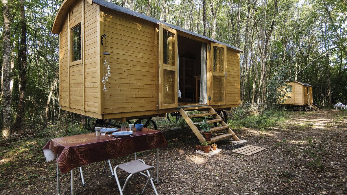 Sougeres-en-Puisaye Cabin | Lovely 2-Bed shepherds hut in a Forest