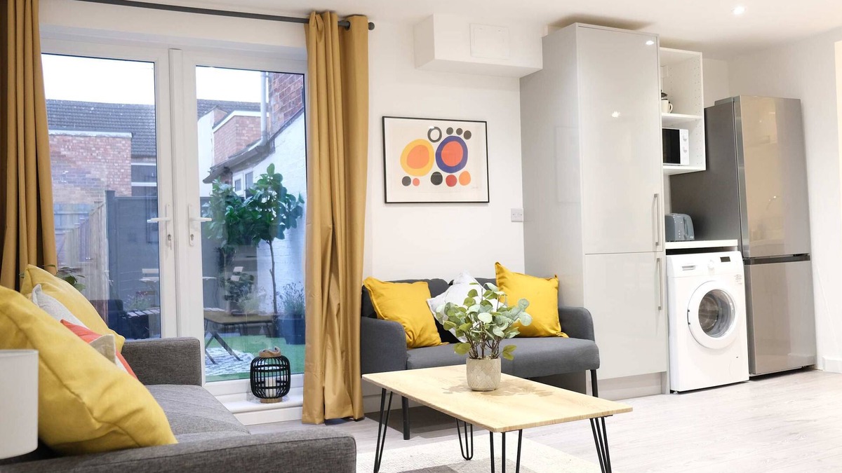 Earls Barton Apartment | Lovely 2 Bed Apartment w Garden near Northampton