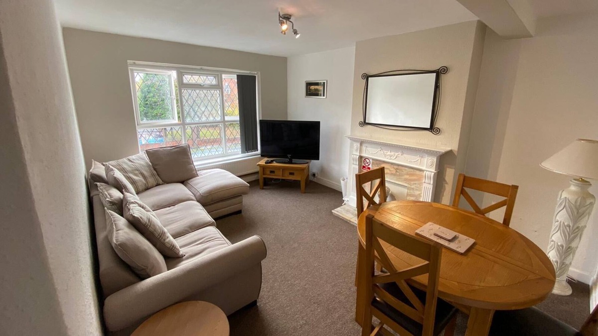 Barnt Green Apartment | Lovely 2-Bed Apartment in Solihull