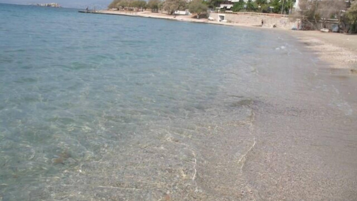Saronida Apartment | Lovely 2-bed Apt with patio 5 mins to the Beach Family friendlyAptFenced garden