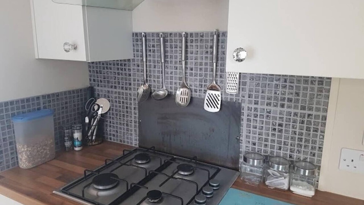 Kneesall Ski Chalet | Lovely 2-Bed Chalet at Robinhood Retreat Free park