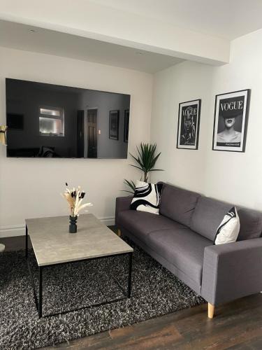 Crosby House | Lovely 2 Bed Full House By The Beach