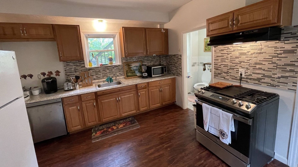 North Attleboro Apartment | Lovely 2 bedroom apartment with parking in the permise