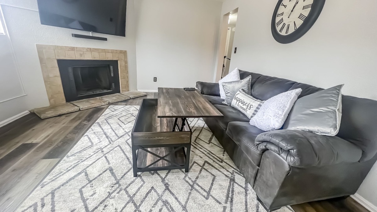 Village Seven Apartment | Lovely 2 bedroom! Close to All.