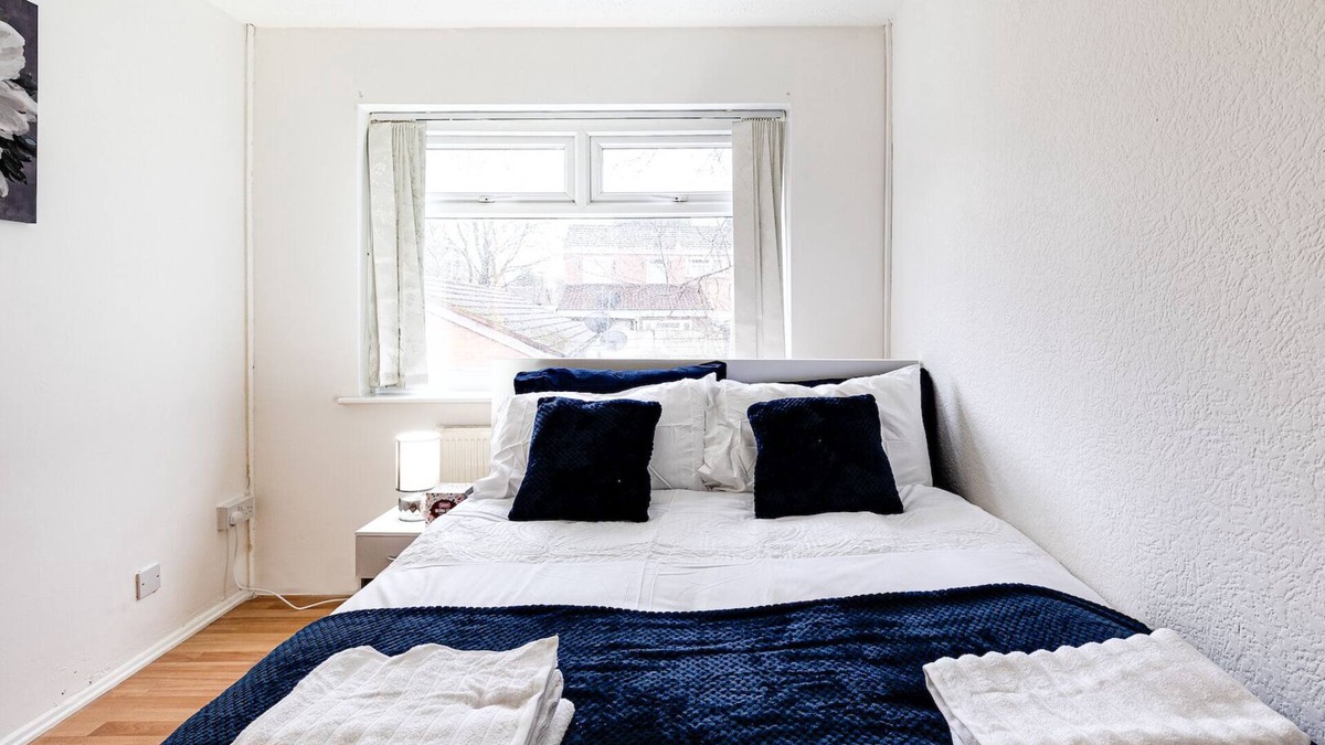 Belle Vue Apartment | Lovely 2 Bedroom Apartment with fireplace in Manchester, U.K