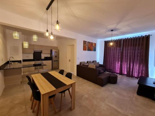 Candos Apartment | Lovely 2-bedroom apart, next to Park, Free Parking