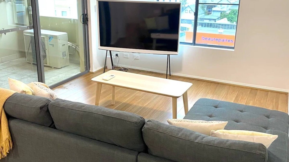 Petersham North Condo | Lovely 2 bedroom apartment with city views