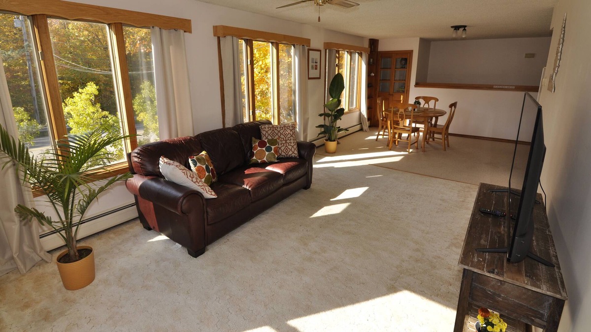 Holden Apartment | Lovely 2 bedroom apartment on Route 1A in Holden
