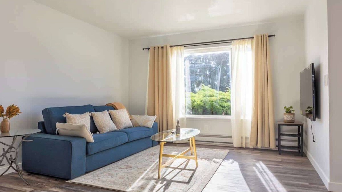 Renton Apartment | lovely 2-bedroom apartment with free parking
