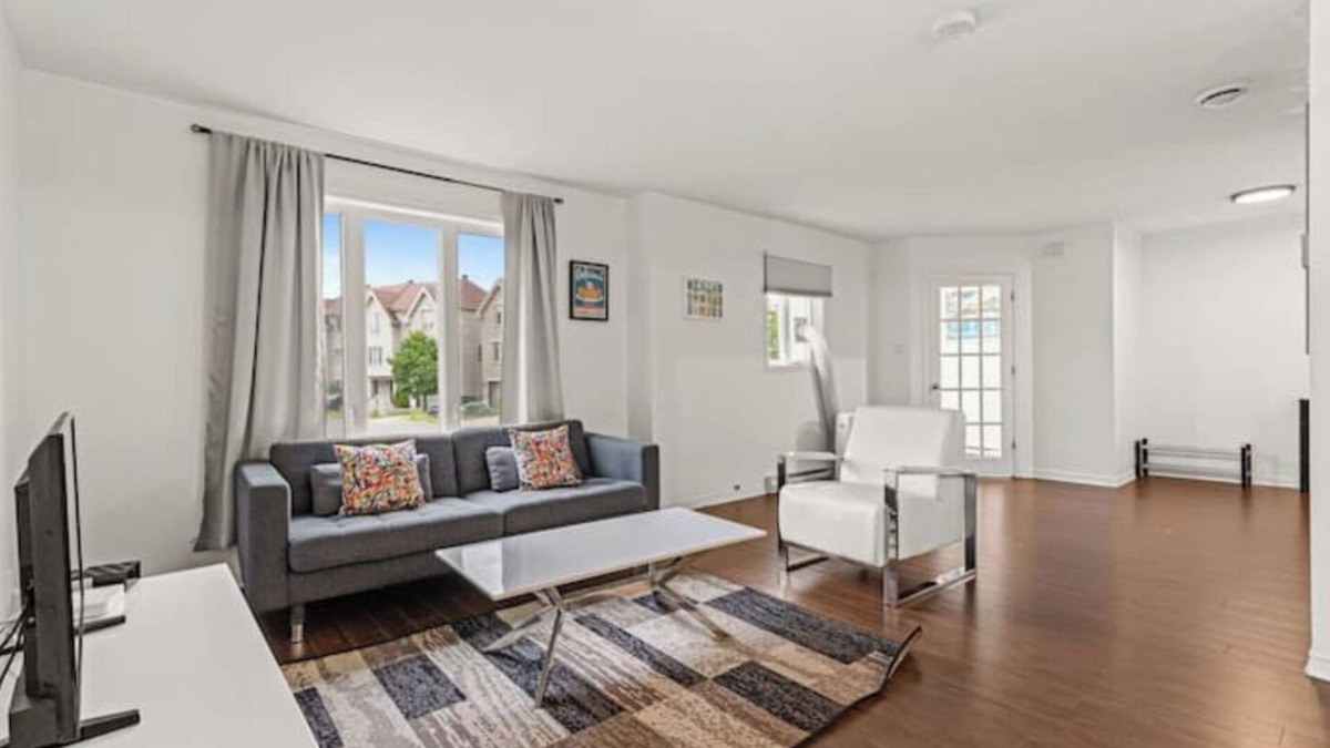 Brossard Apartment | Lovely 2-bedroom Apt. in DIX30 close to DT