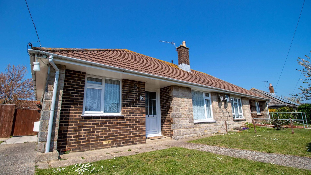 Bembridge House | Lovely 2 Bedroom Bungalow Close To Beach, Village And Shops. Good Prices Too.