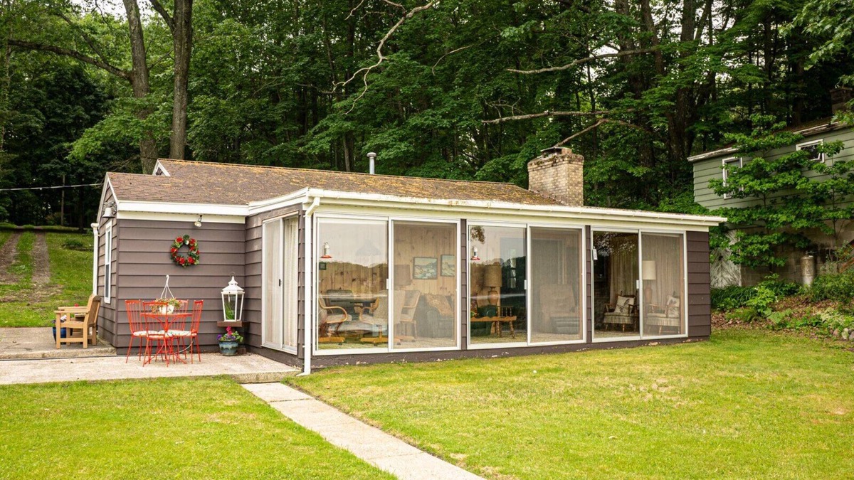 Walkerville Cottage | Lovely 2-Bedroom Cottage With Full Bath on School Section Lake. With Bunk House.