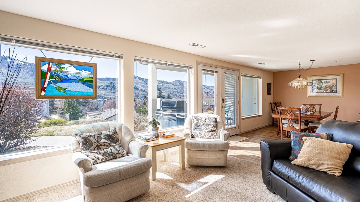 Chelan Condo | Lovely 2-bedroom condo in Chelan, close to town with mountain views