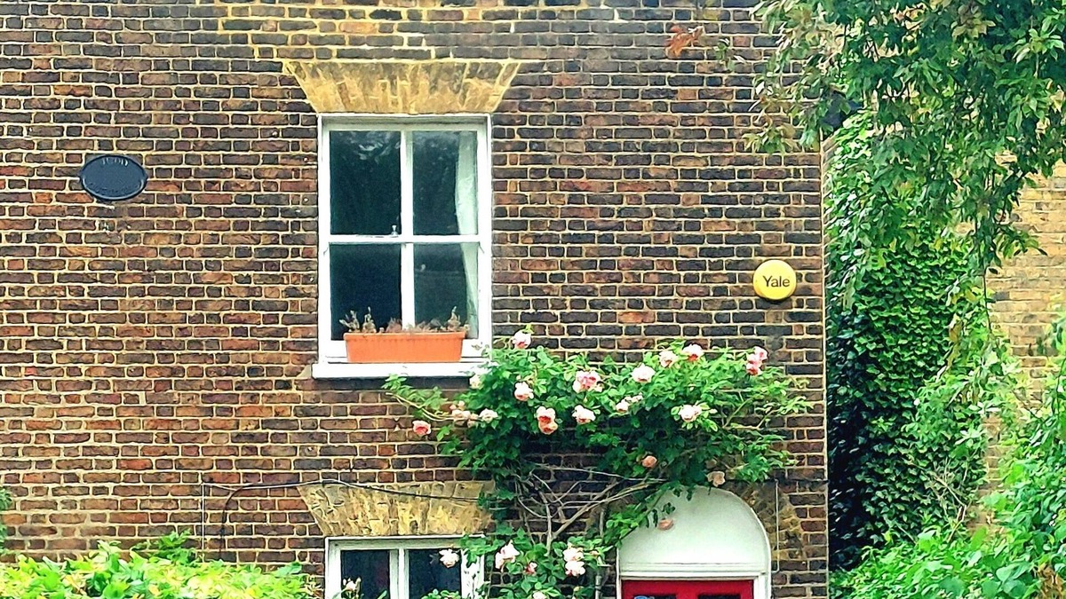 Highgate Cottage | Lovely 2 Bedroom Cottage in Highgate Village, London