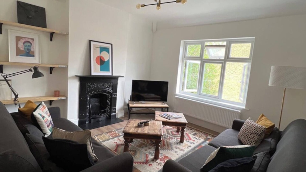 Chiswick Riverside House | Lovely 2 Bedroom Flat by Thames in Chiswick, Grove Park Sleeps 3