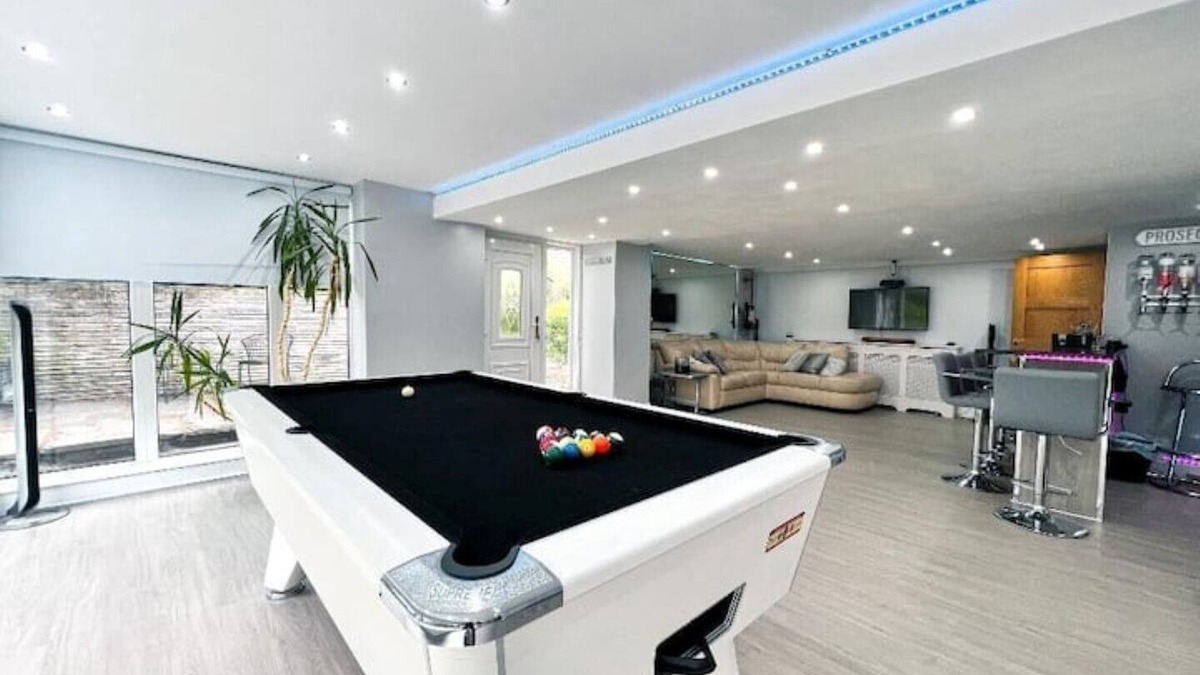 Bearsden Apartment | Lovely 2 Bedroom Garden Flat - with private spa