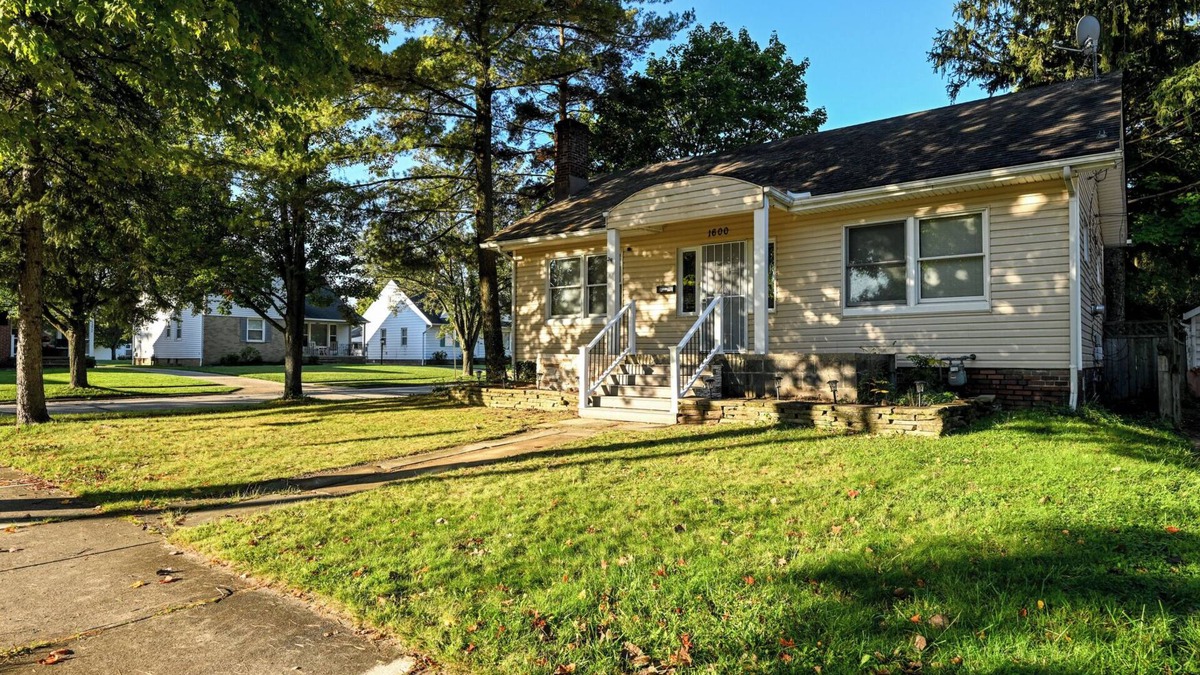 Lyndhurst House | Lovely 2-bedroom house in Cleveland w ac
