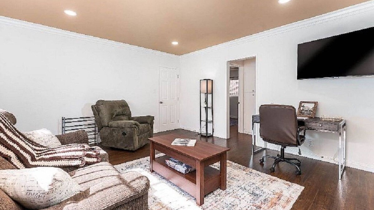 Inglewood Apartment | Lovely 2-bedroom lower unit 2, dual televisions, WiFi, gated building & parking