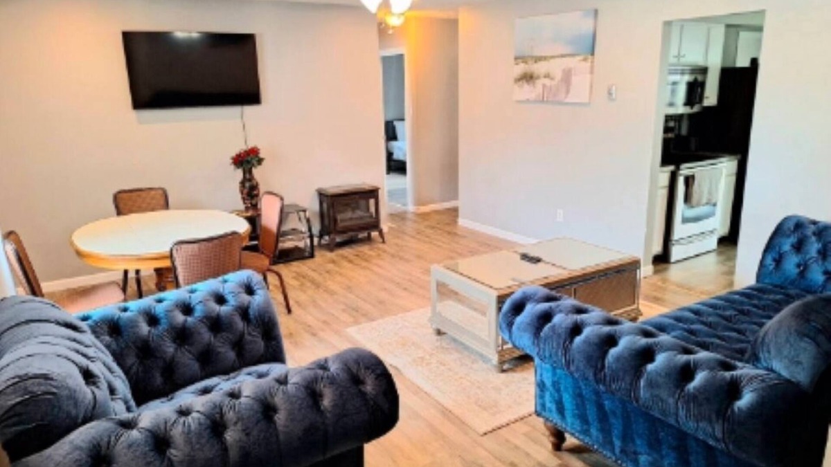 West Columbus House | Lovely 2-bedroom rental unit with free parkingn