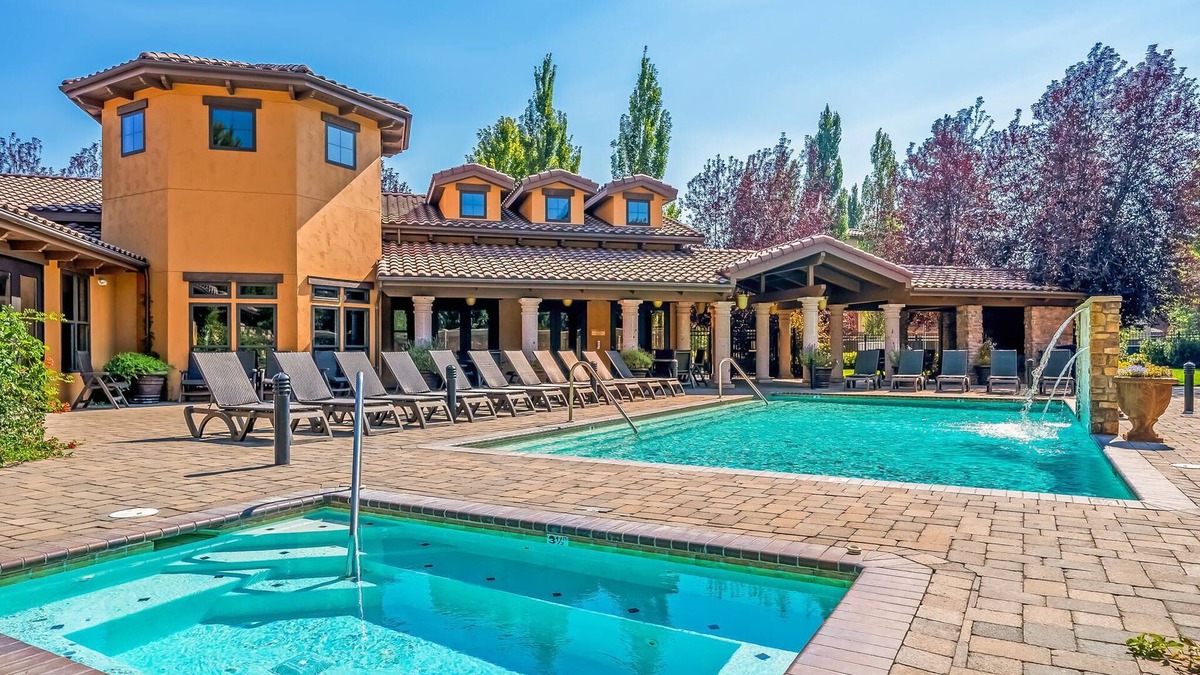Boyd Acres House | Lovely 2 bedroom townhome with pool, AC & fitness room in popular Bend, Oregon.
