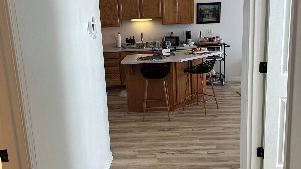 Central Point Condo | Lovely 2 bedroom condo Mid-century Cozy cottage