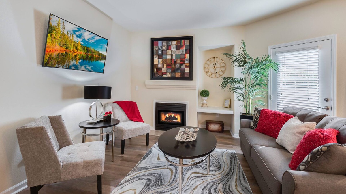 Roseville Apartment | Lovely 2-Bedroom With Private Garage For Long Stays